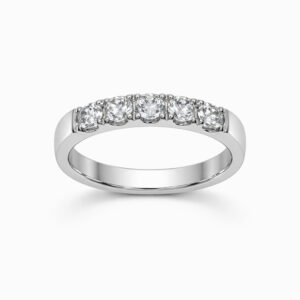 Anillo de diamantes en oro blanco media alianza diseño elegante