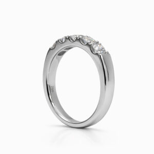 Anillo de diamantes en oro blanco media alianza diseño elegante