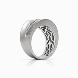 Anillo de diamantes oro blanco diseño moderno banda satinada