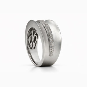 Anillo de diamantes oro blanco diseño moderno banda satinada