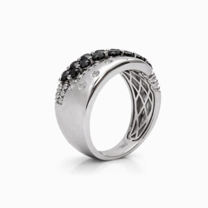 Anillo de diamantes negros y blancos pavé en oro blanco banda ancha