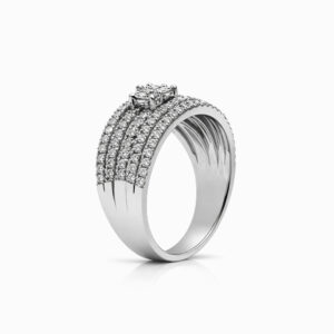 Anillo de diamantes pavé con solitario en oro blanco diseño lujo