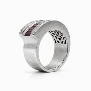 Anillo de rubíes baguette y diamantes en oro blanco banda moderna