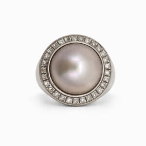 Anillo con perla natural en oro blanco estilo sello moderno