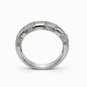 Anillo pavé de diamantes en oro blanco banda segmentada moderna