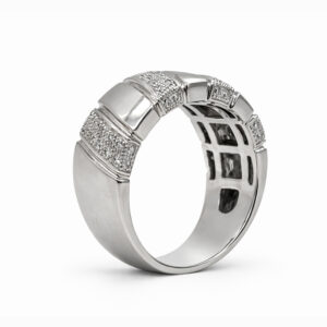 Anillo pavé de diamantes en oro blanco banda segmentada moderna