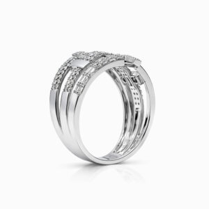 Anillo de diamantes pavé y baguette en oro blanco diseño entrelazado