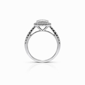 Anillo de diamante corte esmeralda con halo pavé en oro blanco