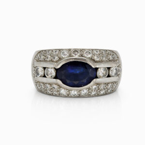 Anillo de zafiro azul con diamantes pavé en oro blanco