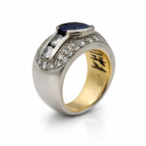 Anillo de zafiro azul con diamantes pavé en oro blanco