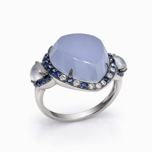 Anillo cocktail piedra azul cabujón con zafiros y diamantes en oro blanco