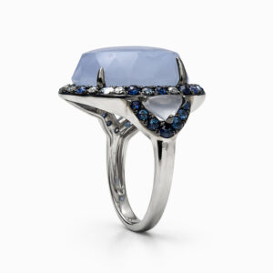 Anillo cocktail piedra azul cabujón con zafiros y diamantes en oro blanco