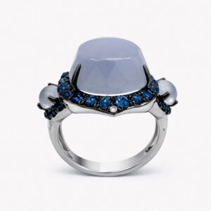 Anillo cocktail piedra azul cabujón con zafiros y diamantes en oro blanco
