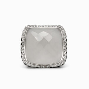 Anillo faceteado piedra blanca con diamantes negros en oro blanco