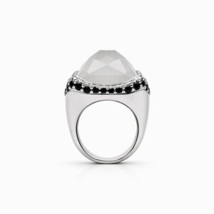 Anillo faceteado piedra blanca con diamantes negros en oro blanco