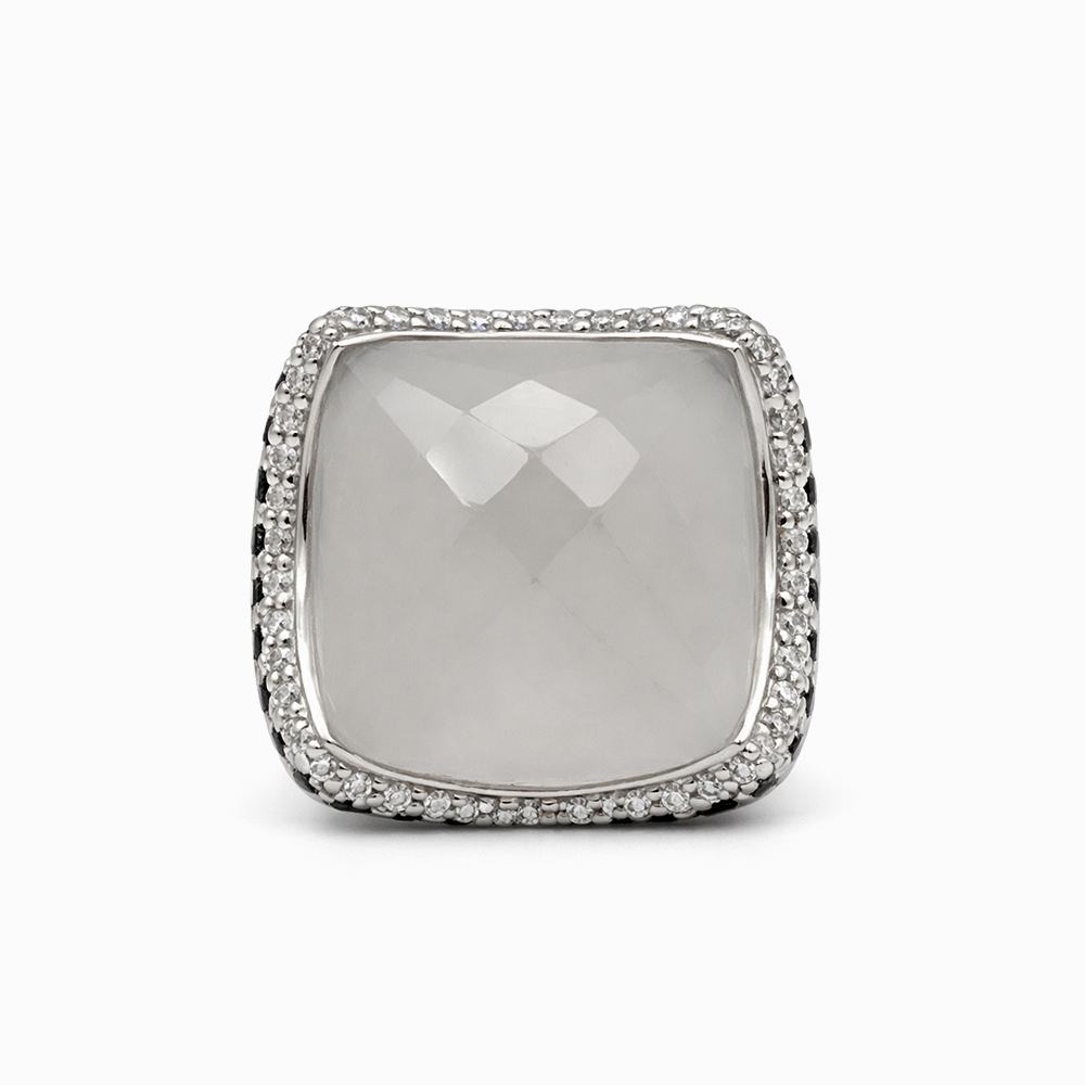 Anillo faceteado piedra blanca con diamantes negros en oro blanco