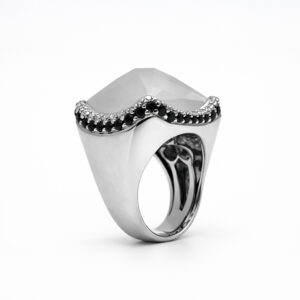 Anillo faceteado piedra blanca con diamantes negros en oro blanco