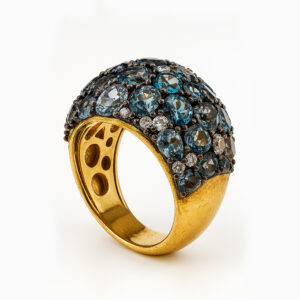 Anillo cúpula de topacios azules y diamantes en oro amarillo