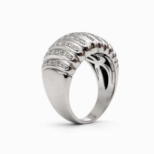 Anillo estriado de diamantes en oro blanco