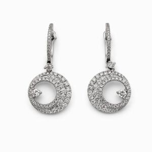 Aros oro blanco con diamantes diseño circular elegante