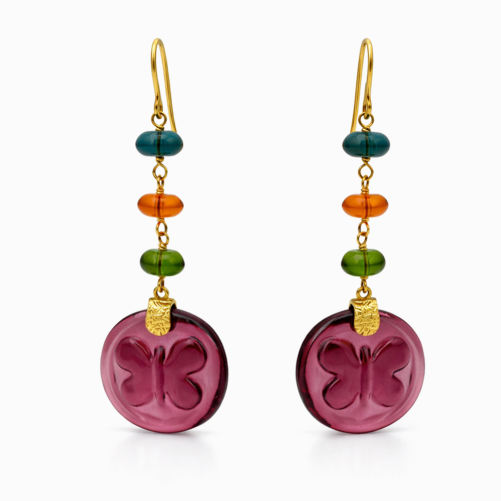 Aros oro amarillo con cuentas de colores y dije mariposa diseño artesanal