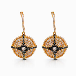 Aros oro amarillo con diamantes blancos y negros diseño circular elegante