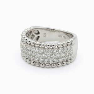 Anillo de diamantes pavé en oro blanco diseño elegante de lujo
